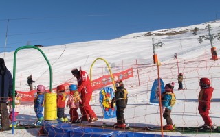 avec les petits skieurs