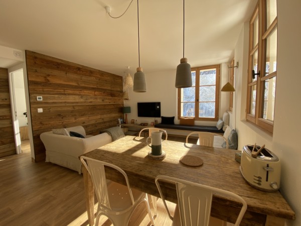 Vue ensemble repas & salon