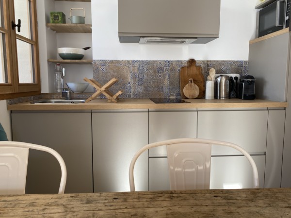 Cuisine : plaques, four & micro-ondes, lave vaisselle, frigo