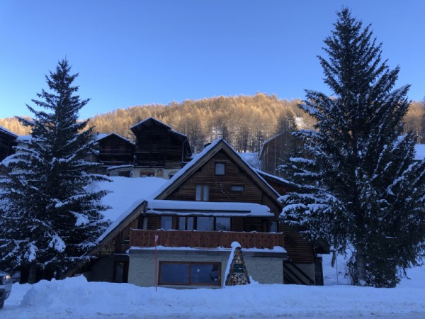 Le chalet sous la neige