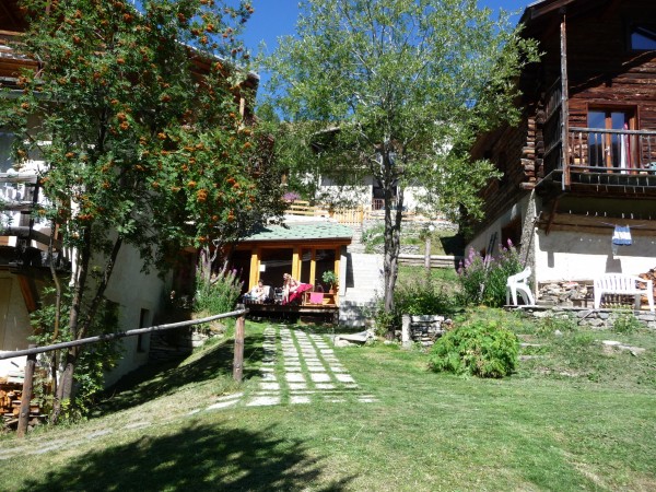 4-la-piscine-entre-les-2-chalets