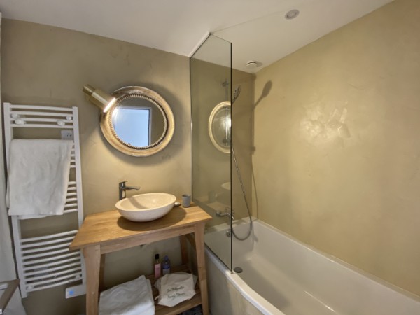 Salle de bain : Sèche serviette, machine à laver & Sèche linge