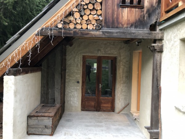 Entrée de l appartement sur la droite avec rangement skis et coffre chaussures