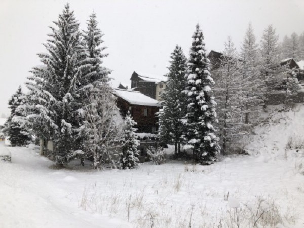 Espace autour du Chalet enneigé