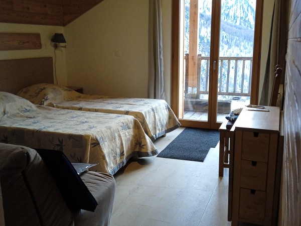 chambre avec 2 lits