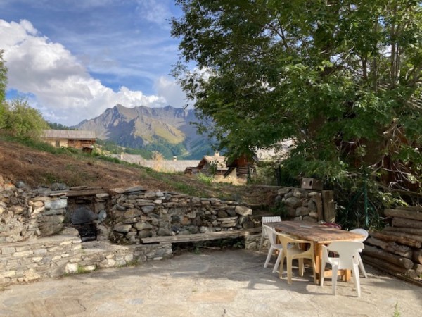 La grande terrasse plein sud avec la vue sur la tête de Longet
