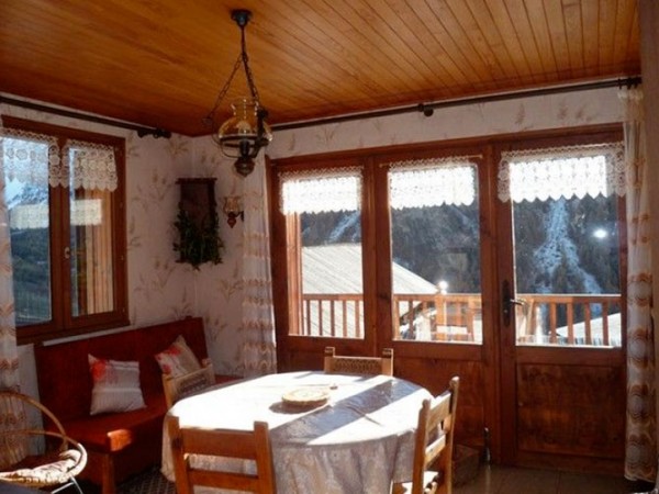 salle à mangée avec coin repos plein sud et belle vue sur montagne porte ouvrant sur le  balcon                                 balcon,    ntagne