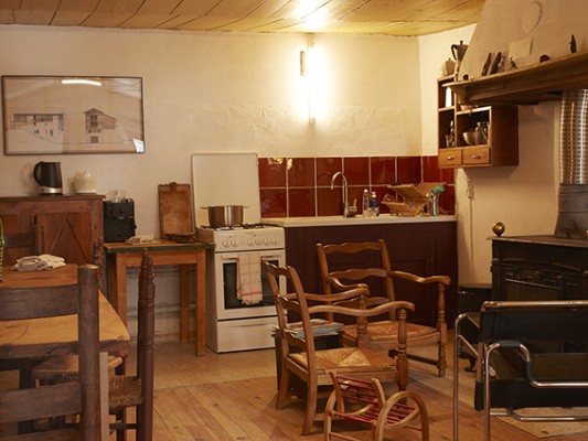 Salon cuisine avec cheminée