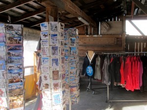 Cartes postales, vêtements de randonnées